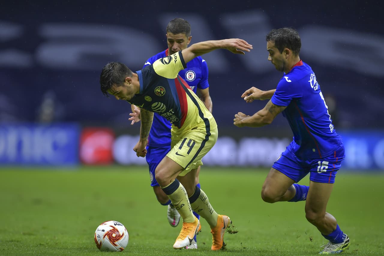 América se posiciona de manera correcta en el terreno de juego y espera la llegada del ataque de los azules.