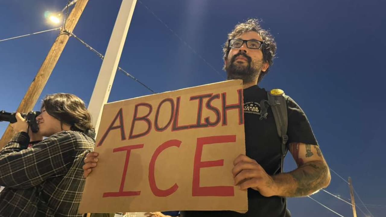 La protesta se llevó a cabo frente a la intersección de la 
<b>avenida San Pedro y la calle Basse</b>, el mismo sector donde ocurrió el operativo desplegado por el FBI, ICE, Investigaciones de Seguridad Nacional (HSI), el Departamento de Policía de San Antonio (SAPD) en coordinación con otras agencias locales.