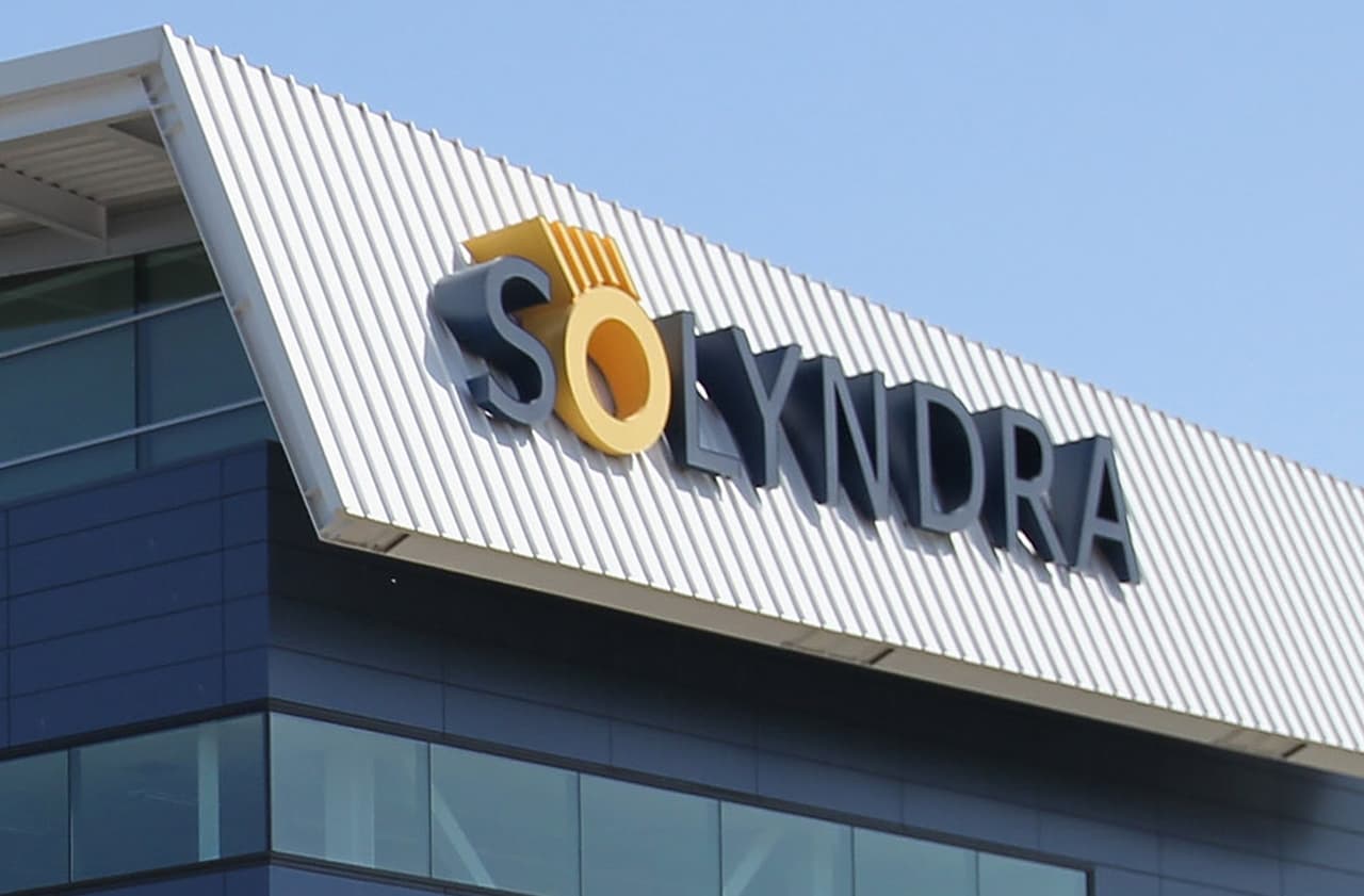 <b>Solyndra. </b>Esta empresa de fabricación de paneles solares era una de las más prometedoras de Silicon Valley cuando fue fundada en 2005. Recaudó alrededor de mil millones de dólares en fondos de capital de riesgo y obtuvo un préstamo de más de 500 millones gracias a una iniciativa del Departamento de Energía. A pesar de que tuvo cientos de millones en ingresos, la entrada al mercado de paneles solares más baratos dejó a Solyndra fuera del negocio en 2011.