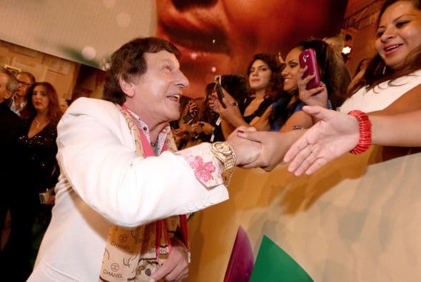 Te llevamos detrás de cámaras y mira todo lo que pasó mientras tus artistas desfilaban por la alfombra verde. 