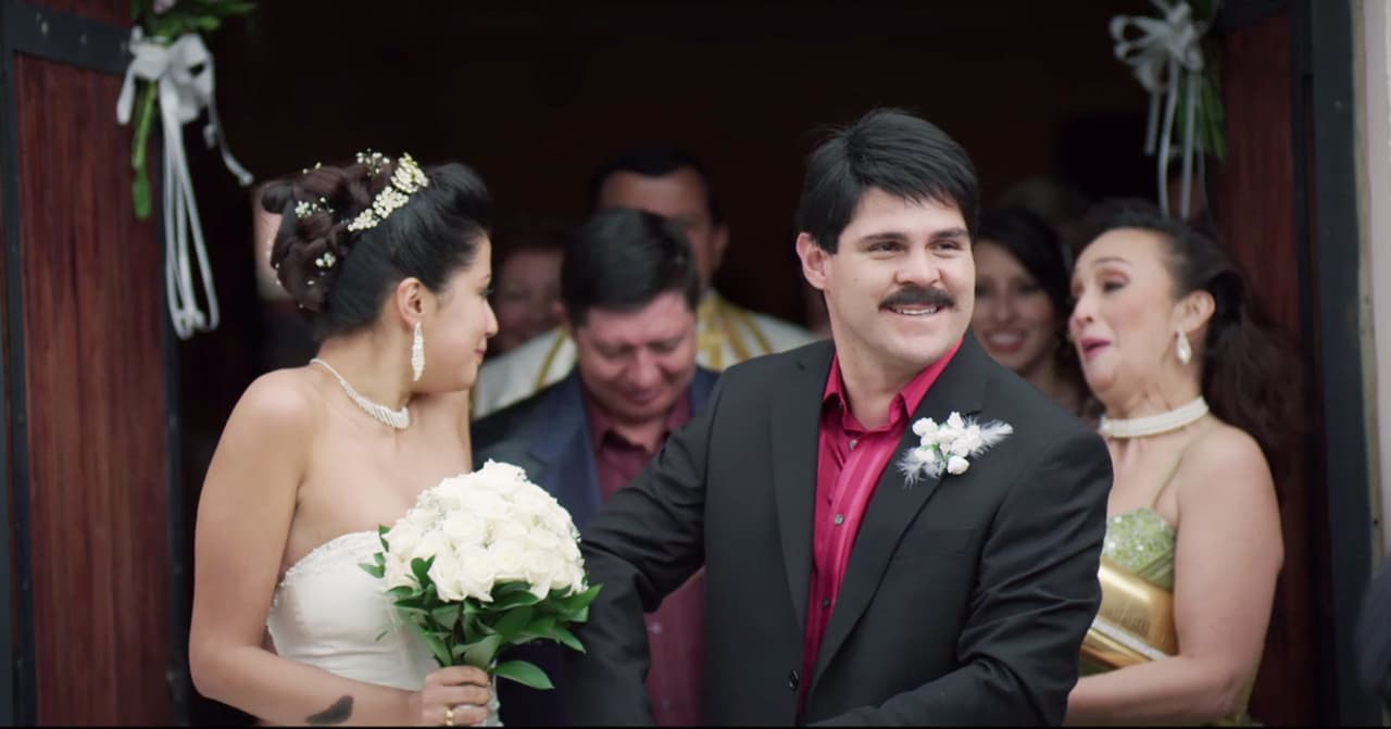 Elba no podía ocultar su felicidad, ahora estaba casada con un poderoso narcotraficante.