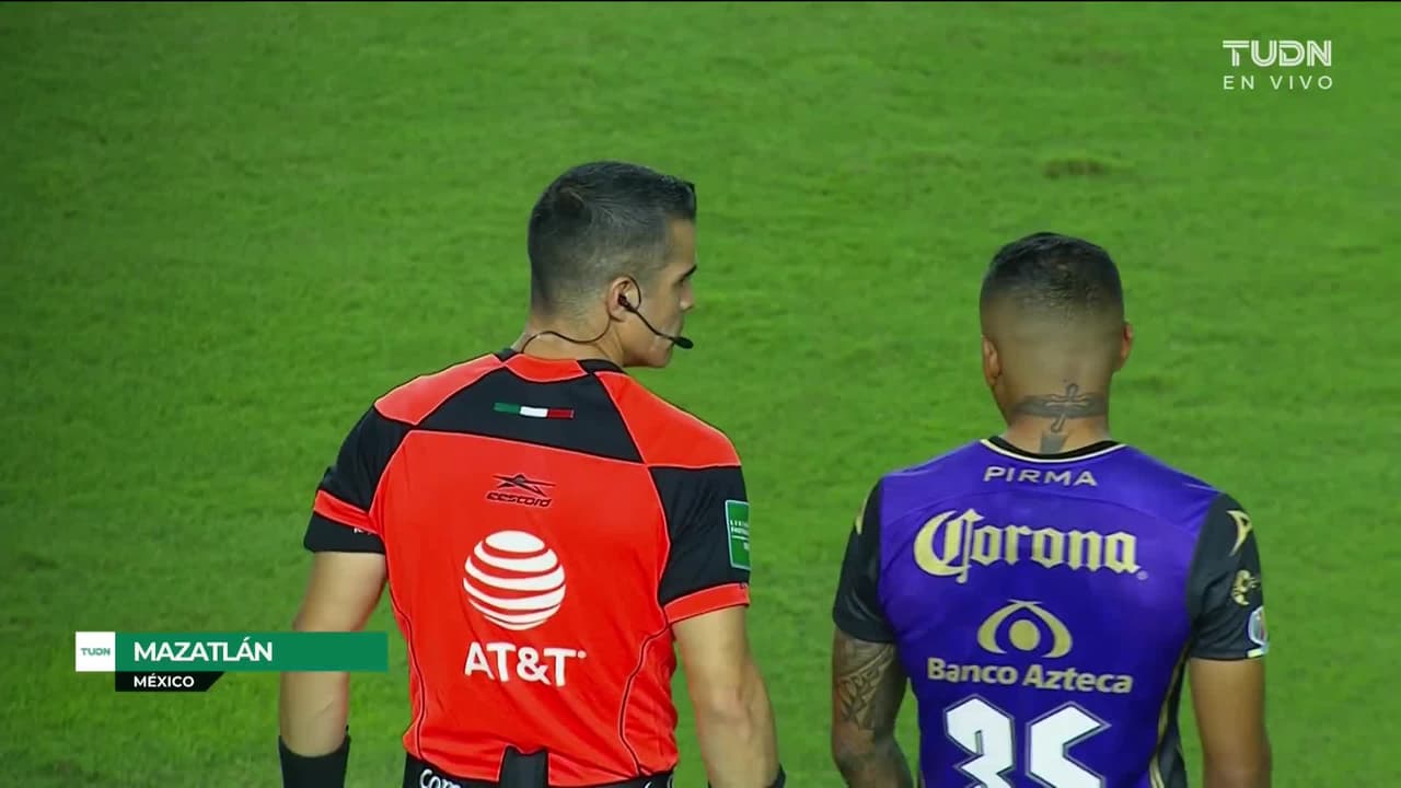 Arranca el partido y la pelota está en juego.