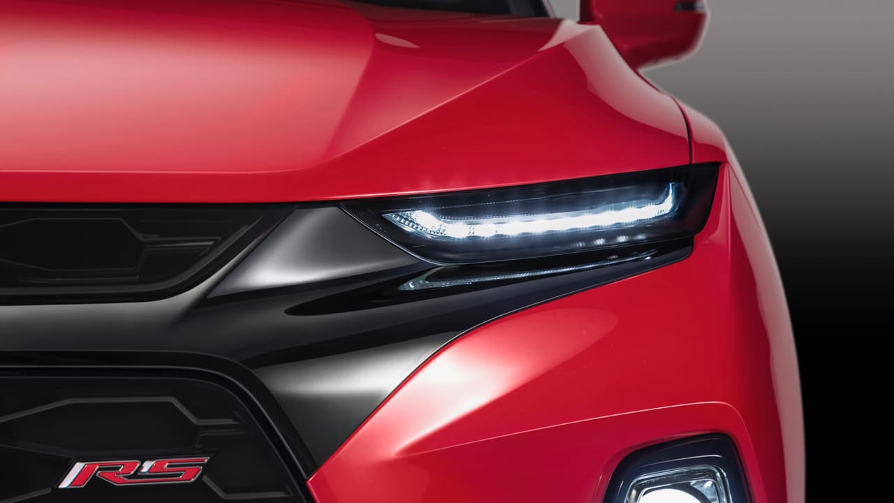 Lo que parecen los faros delanteros de la Chevrolet Blazer 2019, son en realidad las luces de manejo diurno. Los verdaderos faros LED delanteros son los que están directamente debajo en forma circular.