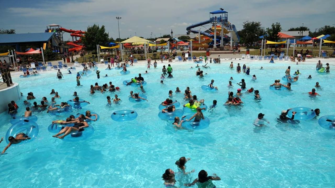 Si no eres de emociones extremas o le temes a las alturas y velocidad de los toboganes, puedes sólo 
<b>relajarte y pasear sobre enormes donas inflables</b> en las albercas de Hawaiian Falls.