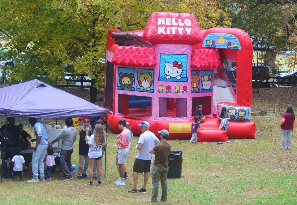 Los asistentes al evento también están invitados a disfrutar de un área para niños, ver demostraciones de artistas, escuchar música acústica en vivo, participar en actividades prácticas y explorar una variedad de ofertas de camiones de comida y vendedores.