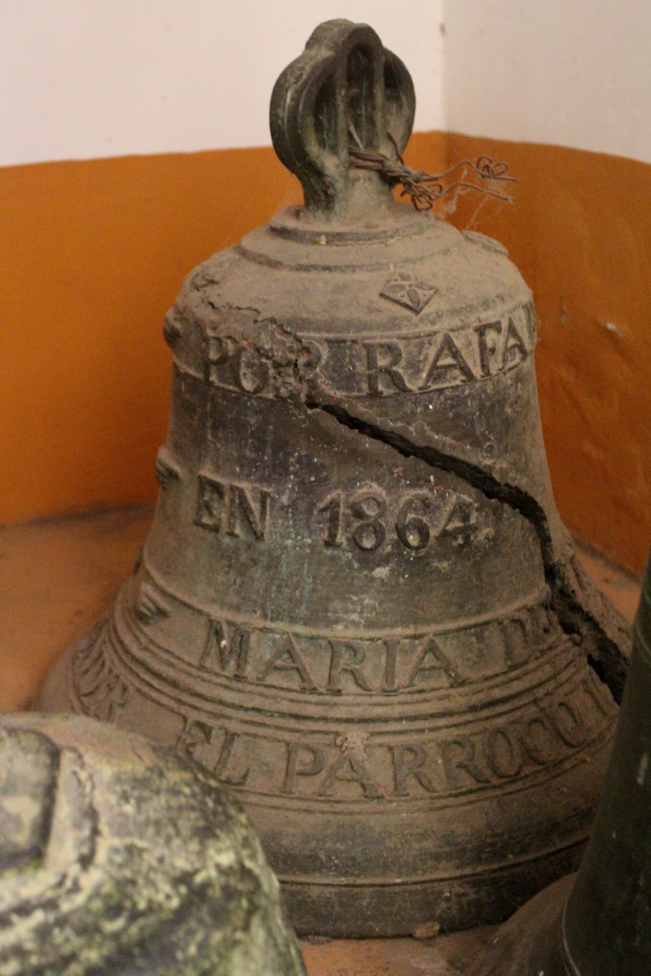 A veces, los monaguillos tocan las campanas tan fuerte que se rompen.