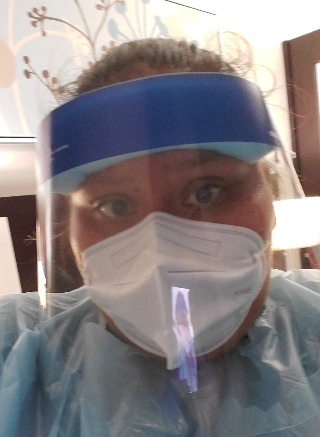 Lucerito Bueno es asistente de enfermería y recibe pacientes de los hospitales al centro de rehabilitación Warren Barr en Chicago.