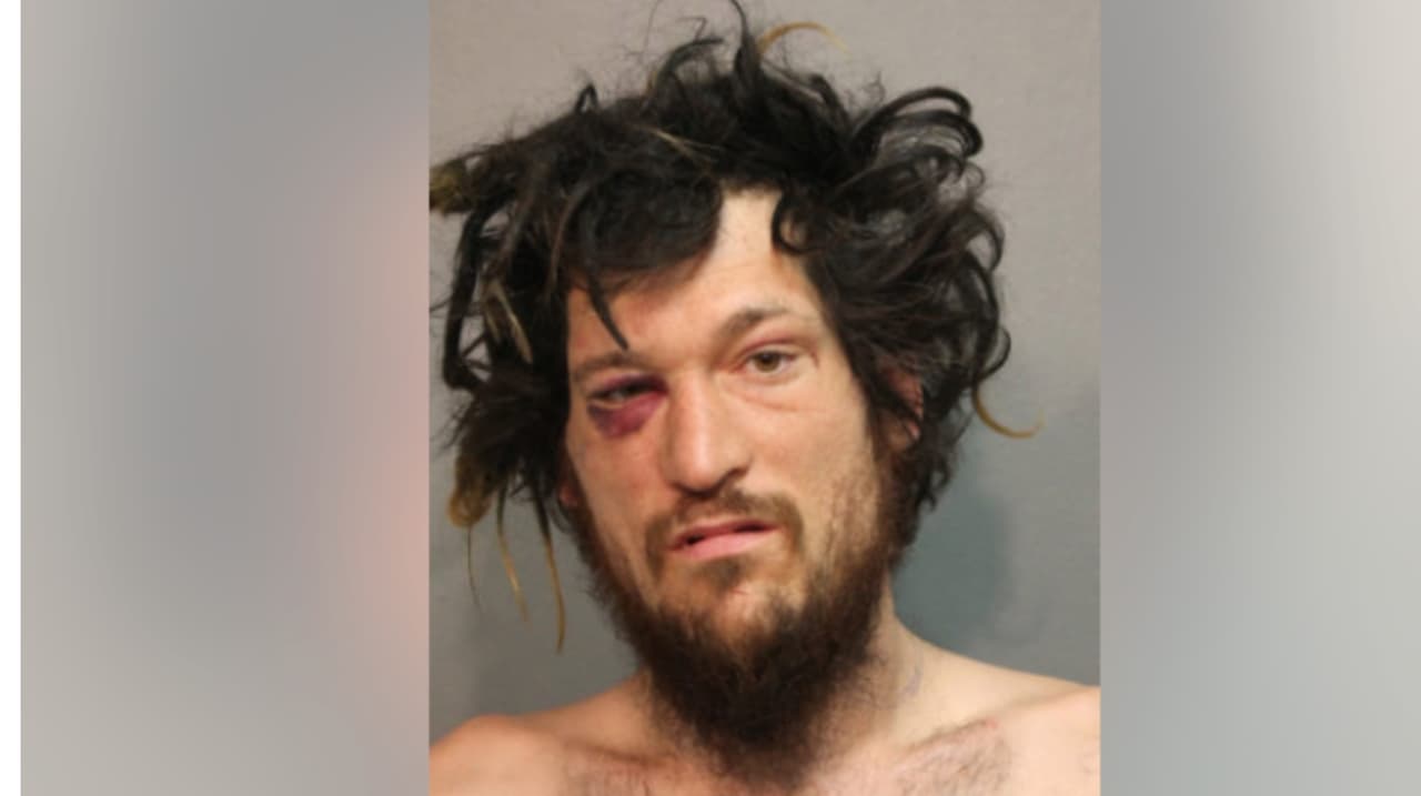 Acusan a sujeto de atacar a policía, quitarle su arma y disparar en Chicago