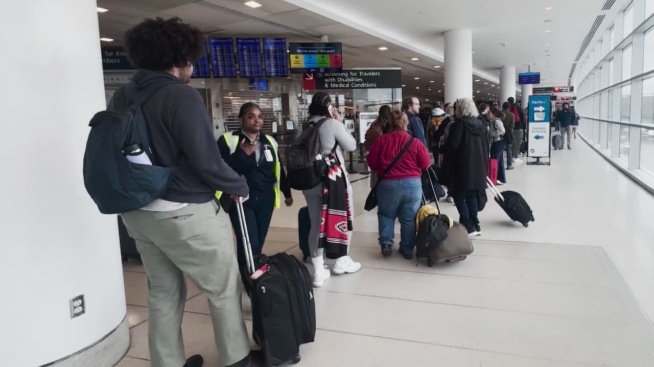 "Que tengan compasión": Largas filas en TSA provocan demoras en el aeropuerto de Filadelfia