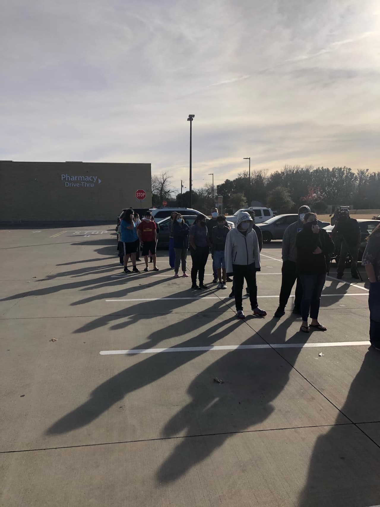 Esta fue una de tres donaciones de regalos que Cameron realizó a los niños en el área.
<br>