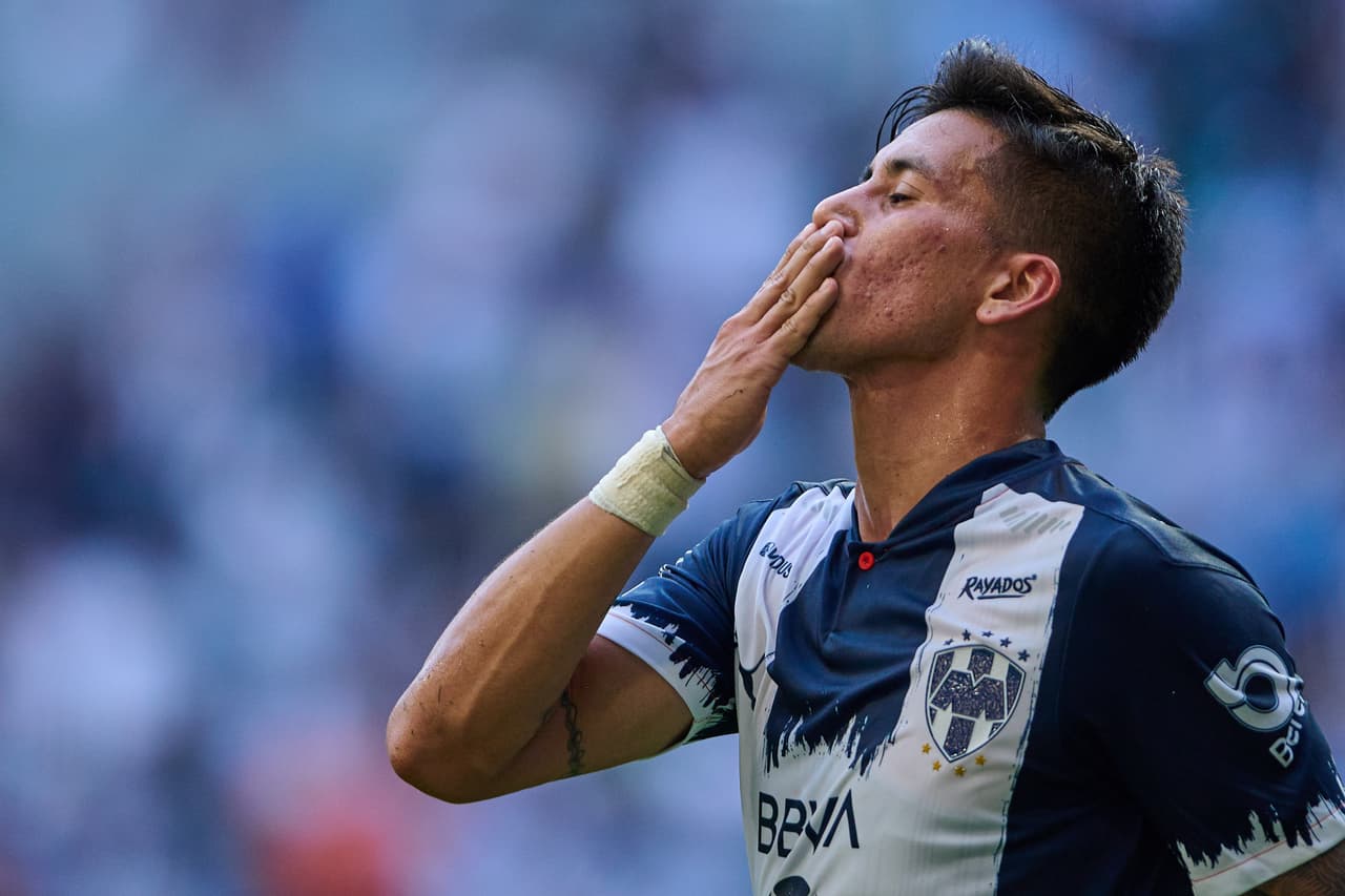 Meza aprovechó un mal despeje de Acevedo para definir de primera desde las afueras del área.