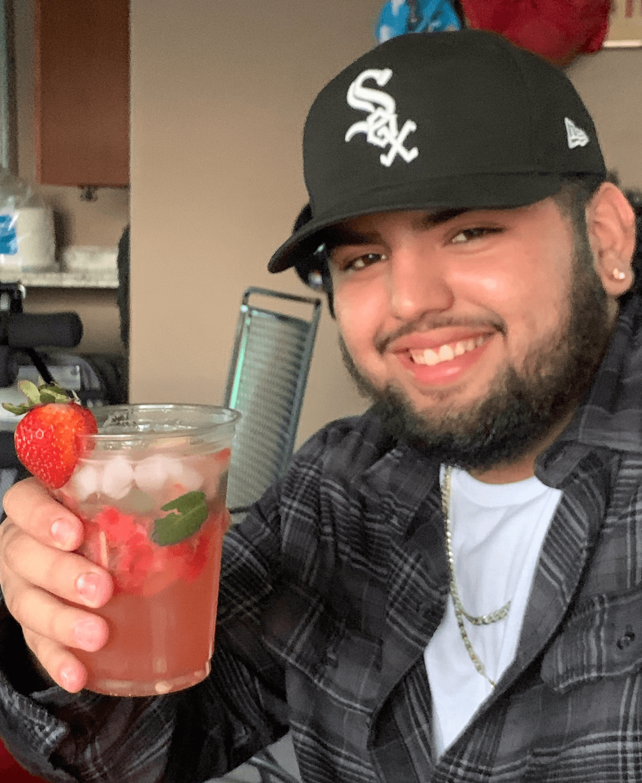 Según las autoridades, 
<b>Ricardo Chavana de 16 años </b>murió el pasado 20 de febrero tras recibir varios impactos de bala 
<b>mientras se encontraba en su propio cuarto</b> y han determinado que es una 
<b>víctima <a href="https://www.univision.com/local/fresno-kftv/vendedor-ambulante-muere-de-un-disparo-fresno">inocente. </a></b>