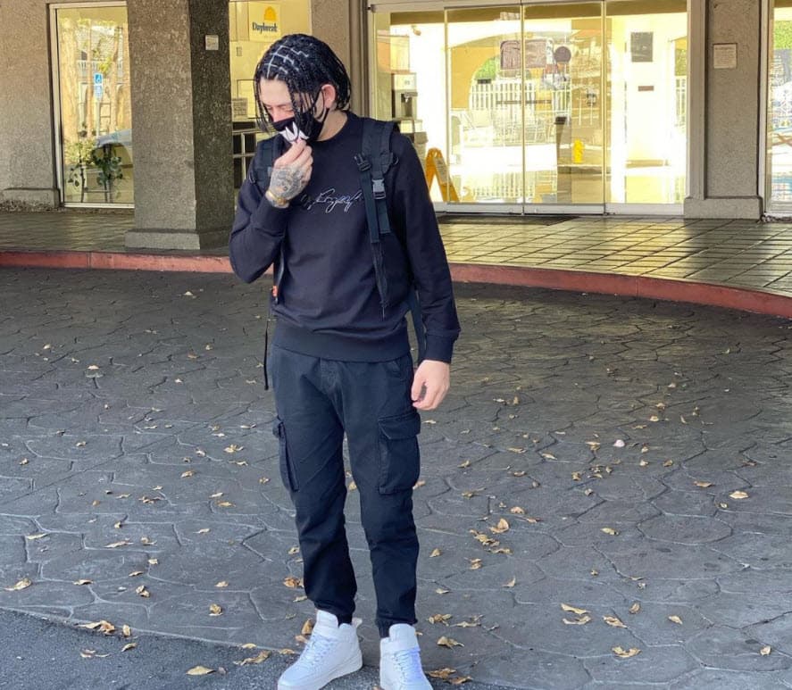 Actualmente es considerado uno de los mejores y nuevos talentos dentro de la música grupera. Comenzó a cantar a los 8 años por recomendación de su madre, para que su vecino lo escuchara.
<br>