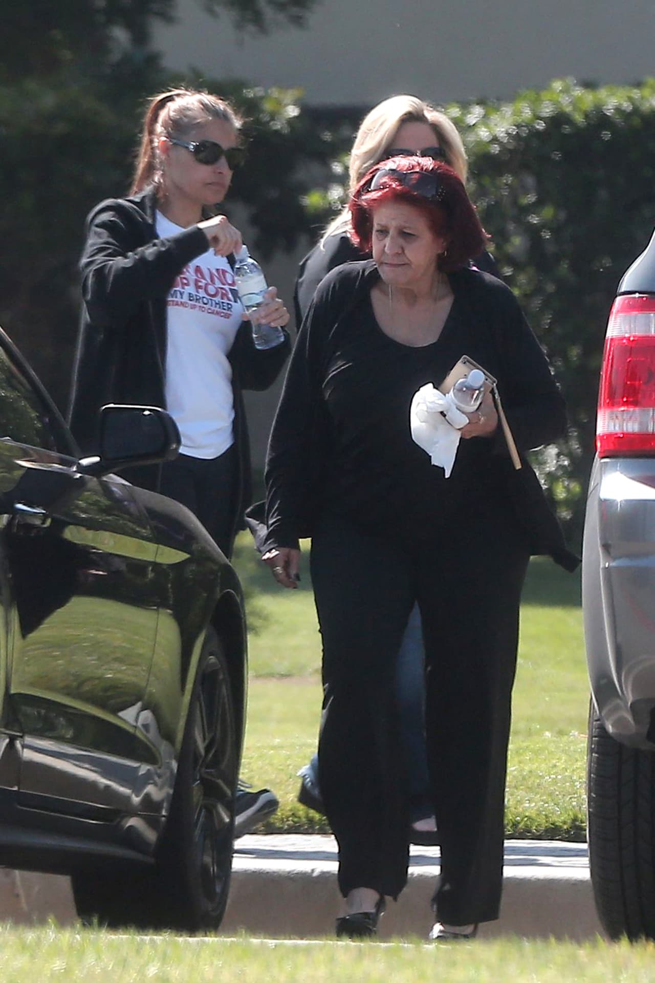 La familia se reunió en la iglesia de Glendale de California para velar al hermano de Eva.