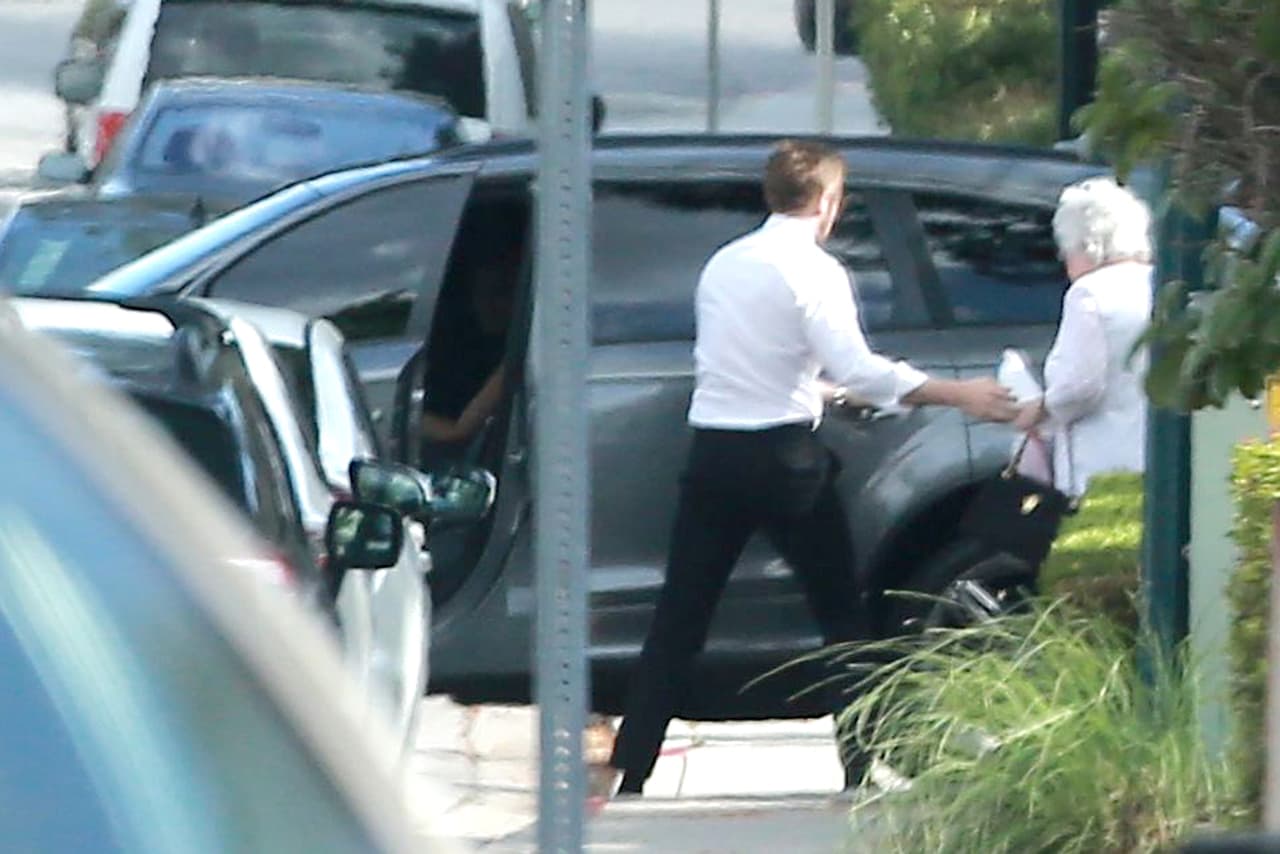 Aquí auxiliando a la mamá de Eva, la señora Eva Pérez Suárez.