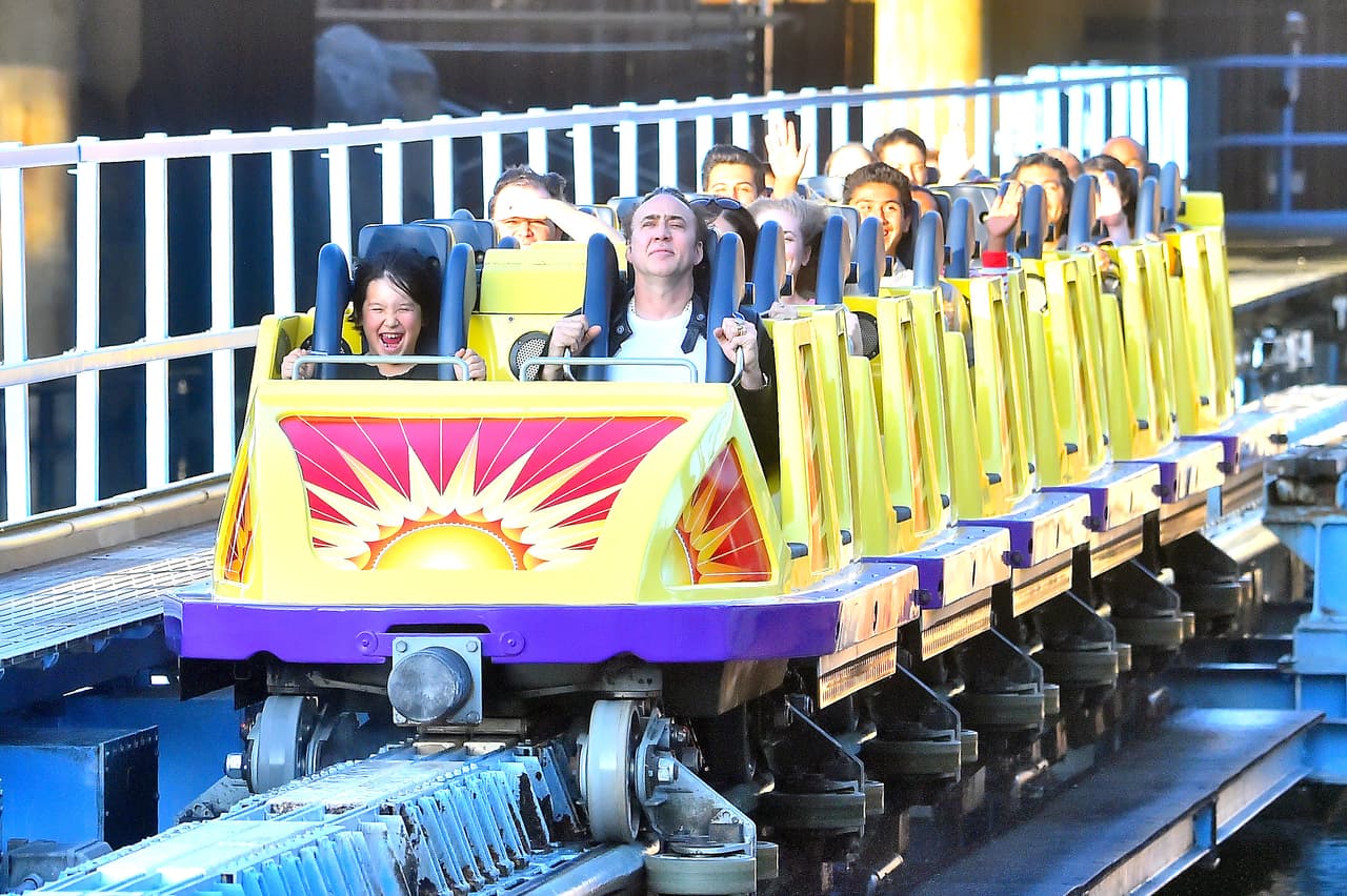 ¡Kal-El parecía de muy buen humor! Seguro era por la deliciosa paleta que tenía en manos.