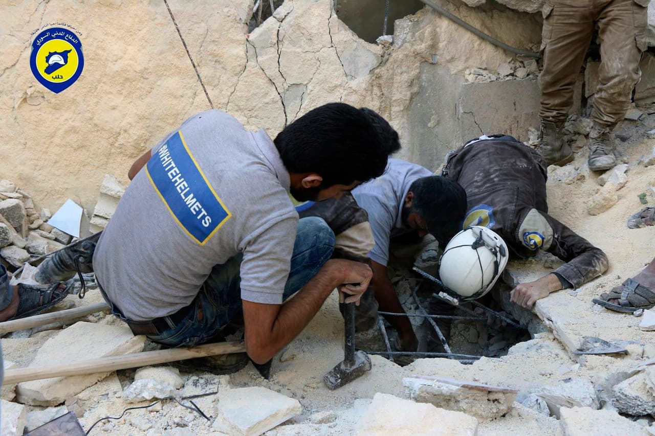 Los ‘cascos blancos’ empezaron como un servicio de rescate en las áreas controladas por los rebeldes en Siria y sus voluntarios han salvado a personas atrapadas bajo los escombros provocados por bombardeos de Bashar al-Asad. La fotografía es de una operación del grupo luego de un ataque del gobierno sirio en Alepo, 2016.