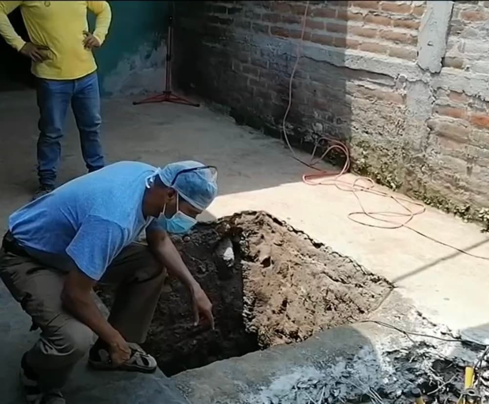 Sin embargo, tras las primeras
<a href="https://www.univision.com/temas/investigacion">investigaciones</a>, la policía comenzó
<b>encontrar restos de más mujeres hasta contabilizar 14 en un par de fosas</b>, aunque es inminente que la suma se incrementará.