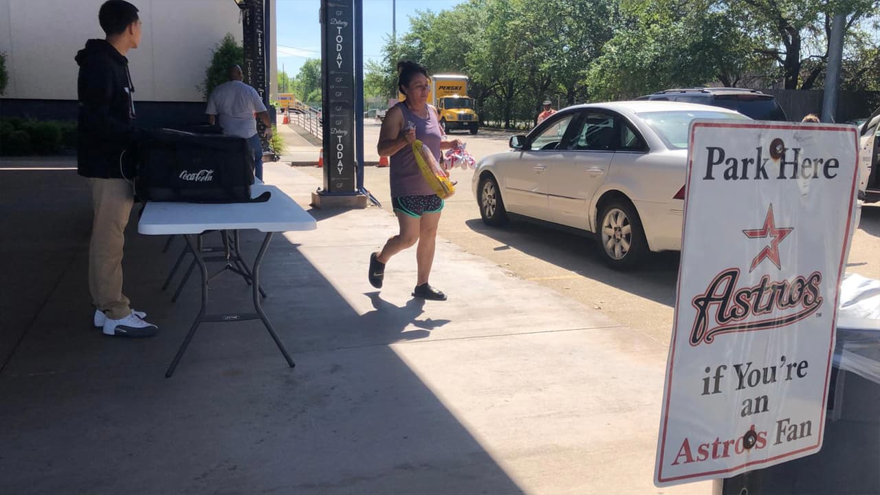 Con esta campaña de ayuda, 'Mattress Mack', entregó en días anteriores un promedio de 1,500 platillos gratis de comida a adultos mayores que se encuentran recluidos en sus casas por la emergencia de la pandemia en Texas.