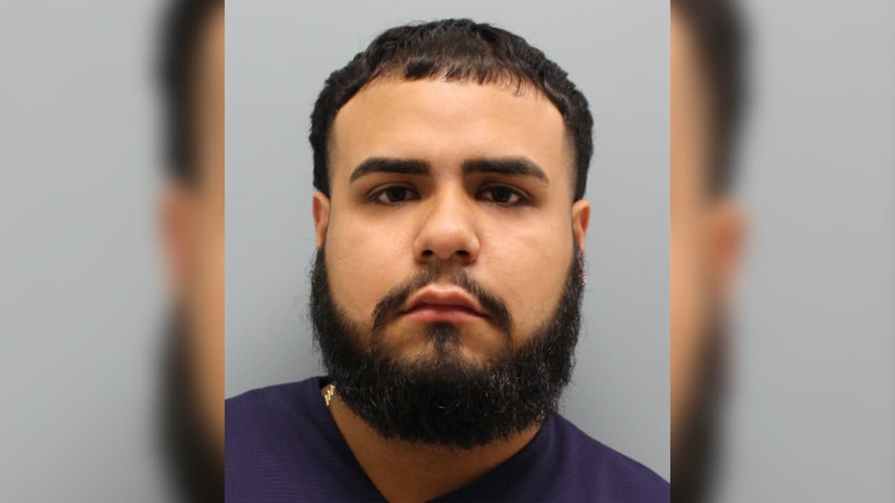 <a href="https://www.univision.com/local/houston-kxln/un-conductor-atropella-a-varias-personas-en-el-estacionamiento-de-un-centro-comercial-hay-un-muerto-y-varios-heridos-video">Homero López, hijo de la víctima,</a> admitió a los oficiales haber conducido el auto que atropelló a su madre y otras dos personas el jueves 6 de mayo alrededor de la 1:00 am.