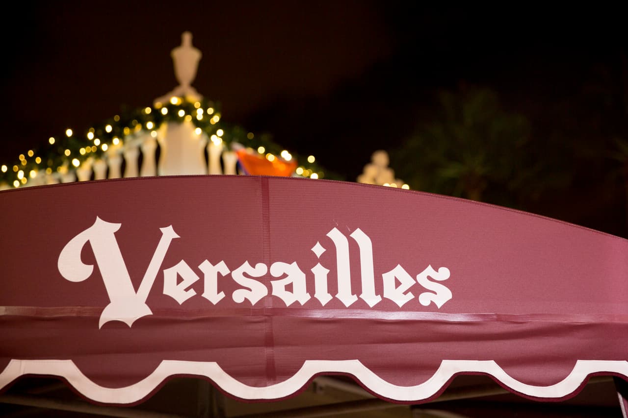 Ahora, incluso que Fidel Castro se ha ido, Versailles tiene grabado en piedra en sus puertas una bienvenida para los cubanos: "La peña del Versailles, para aportar ideas y compartir el sueño de un regreso a la patria que espera".