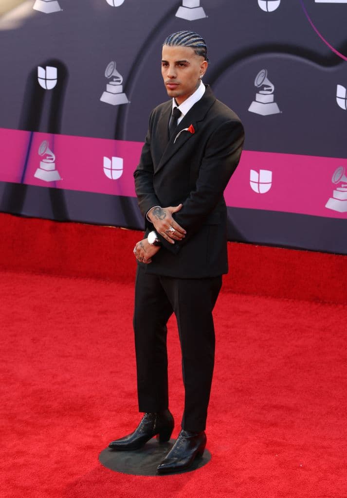 Por su parte, el cantante puertorriqueño usó un traje formal y utilizó el cabello trenzado.