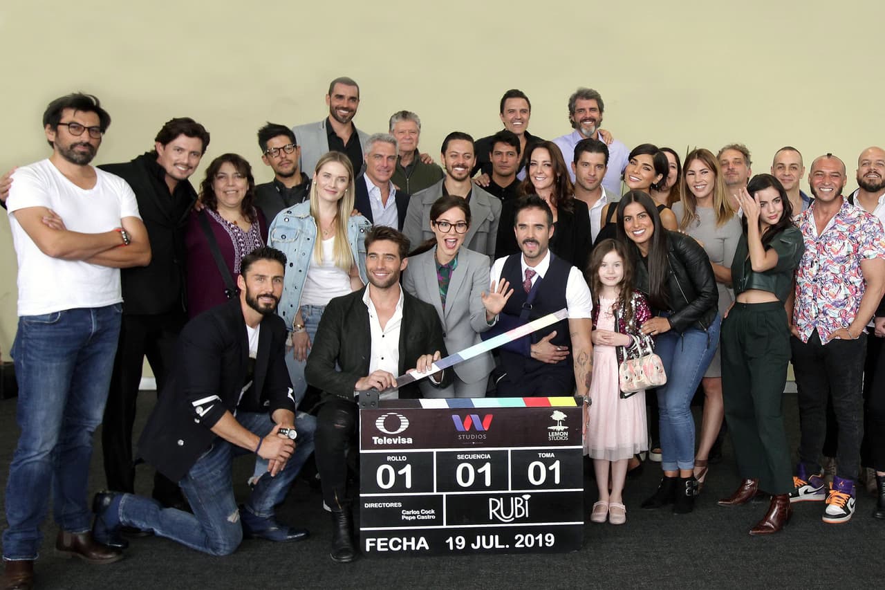 Los galanes de Camila Sodi en este remake serán interpretados por José Ron y Rodrigo Guirao. Además, participarán Kimberly Dos Ramos, Mayrín Villanueva, Tania Lizardo, Rubén Sanz, Alejandra Espinoza y Lisardo. 
<br>