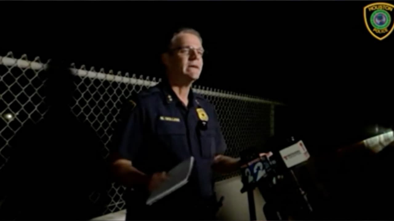 Michael Skillern, asistente del jefe del Departamento de Policía de Houston (
<b><a href="https://twitter.com/houstonpolice/status/1466216132520591362" target="_blank">HPD</a></b>) indicó que se recibió el reporte de
<b>un automóvil que estaba parado a un lado de la carretera 45 en Houston.</b>