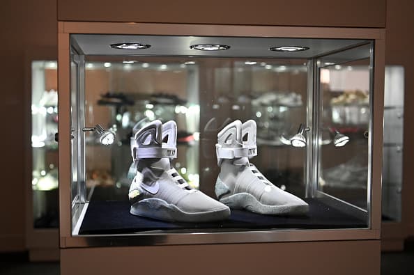 Entre las compras de Nadal también están dos pares de Nike Mags, zapatos que se hicieron 
<b>famosos en la segunda parte de la cinta 'Volver al futuro' de 1989</b> porque tenían cordones automáticos, una tecnología que la compañía no trajo al mercado hasta casi tres décadas después.
<br>