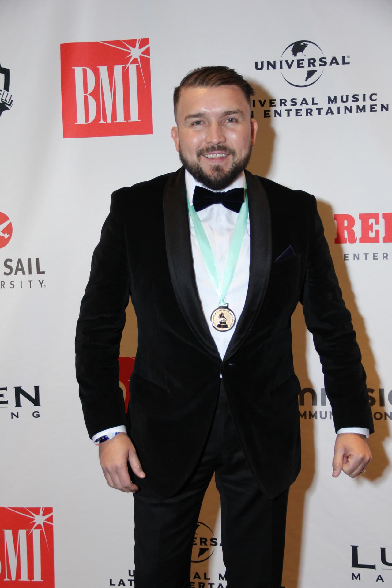 Para Poncho Lízarraga, como líder del Recodo, es muy importante que su agrupación luzca impecable y aquellos tiempos en que los sinaloenses aparecían con trajes llamativos y con enormes iniciales, han quedado atrás y en la actualidad, la elegancia es un sello de la banda.