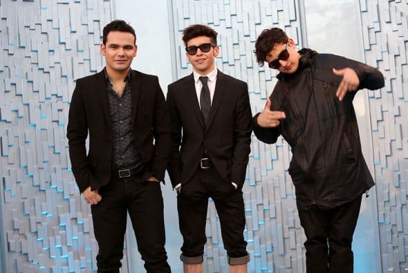 Los de 3BallMTY, todos de negro como 'Men in Black'.