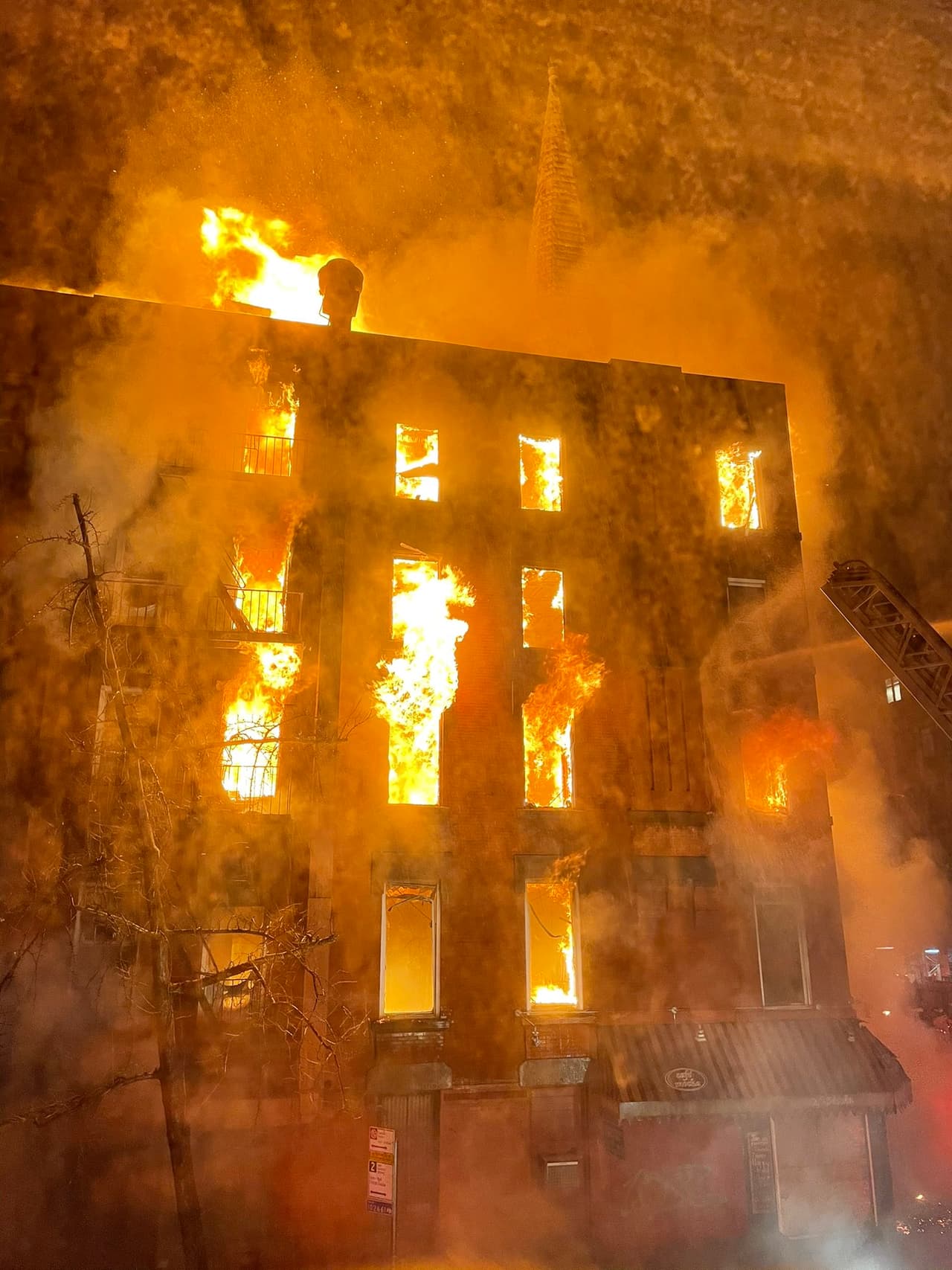 El FDNY dijo que cuatro bomberos fueron heridos luchando contra el fuego.