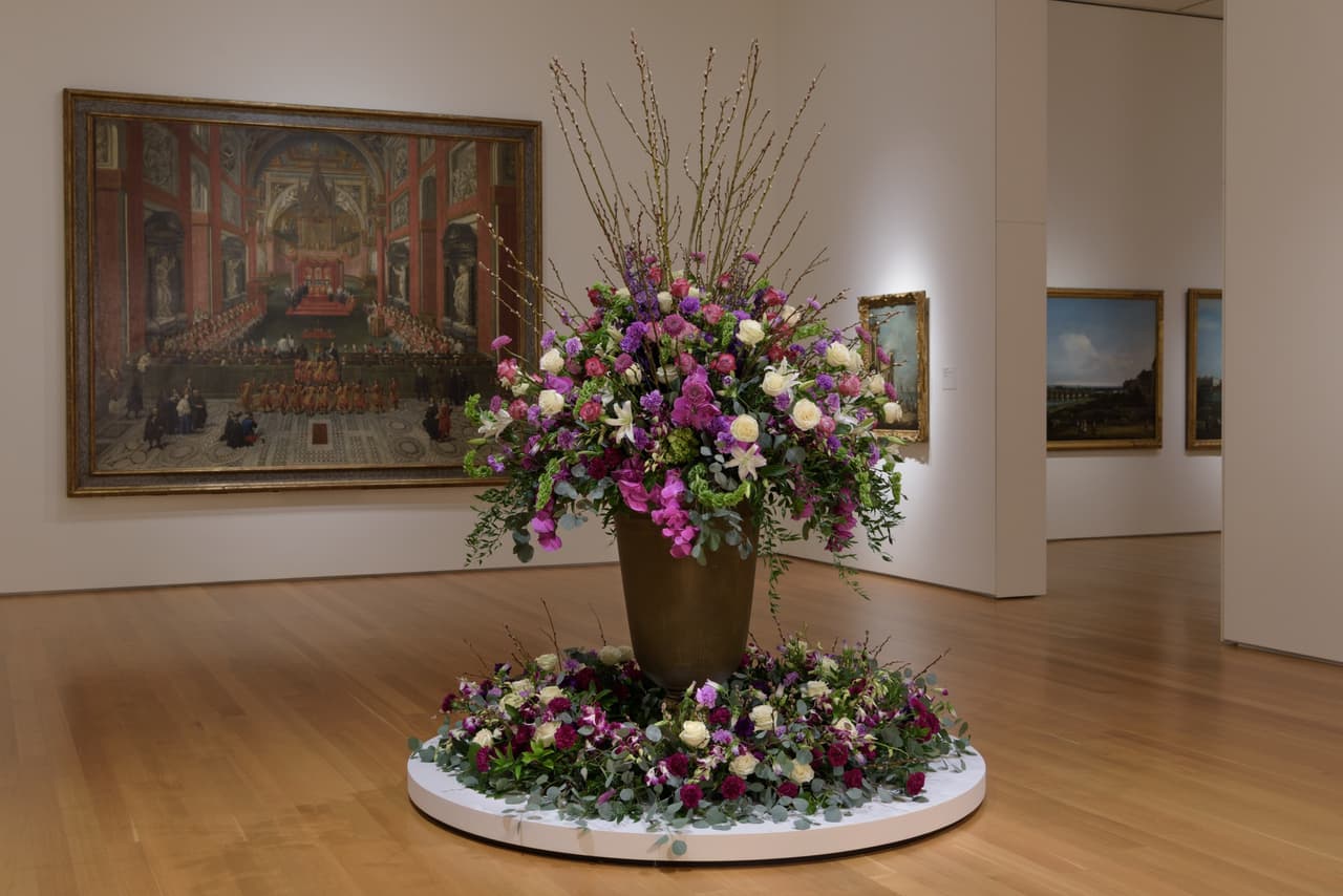 <b>Art in Bloom</b>
<br>
<b>Fechas</b>: 13 al 17 de marzo
<br>
<b>Lugar</b>: North Carolina Museum of Art. 2110 Blue Ridge Rd. Raleigh, NC
<br>
<b>Sitio web</b>: 
<a href="https://ncartmuseum.org/">https://ncartmuseum.org/</a> 
<br>
<br>Art in Bloom es un festival de arte y flores de cinco días. Más de 50 interpretaciones florales inspiradas en las galerías del museo son creadas en el lugar por diseñadores de talla mundial.