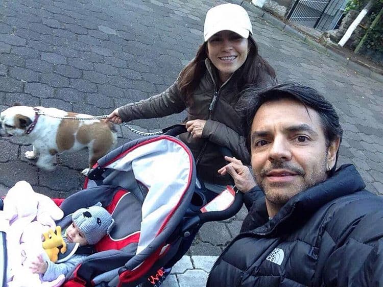 Eugenio Derbez cumple 54 años y lo festeja de la mejor manera, dando un paseo con su esposa, hija menor y su perrito.
