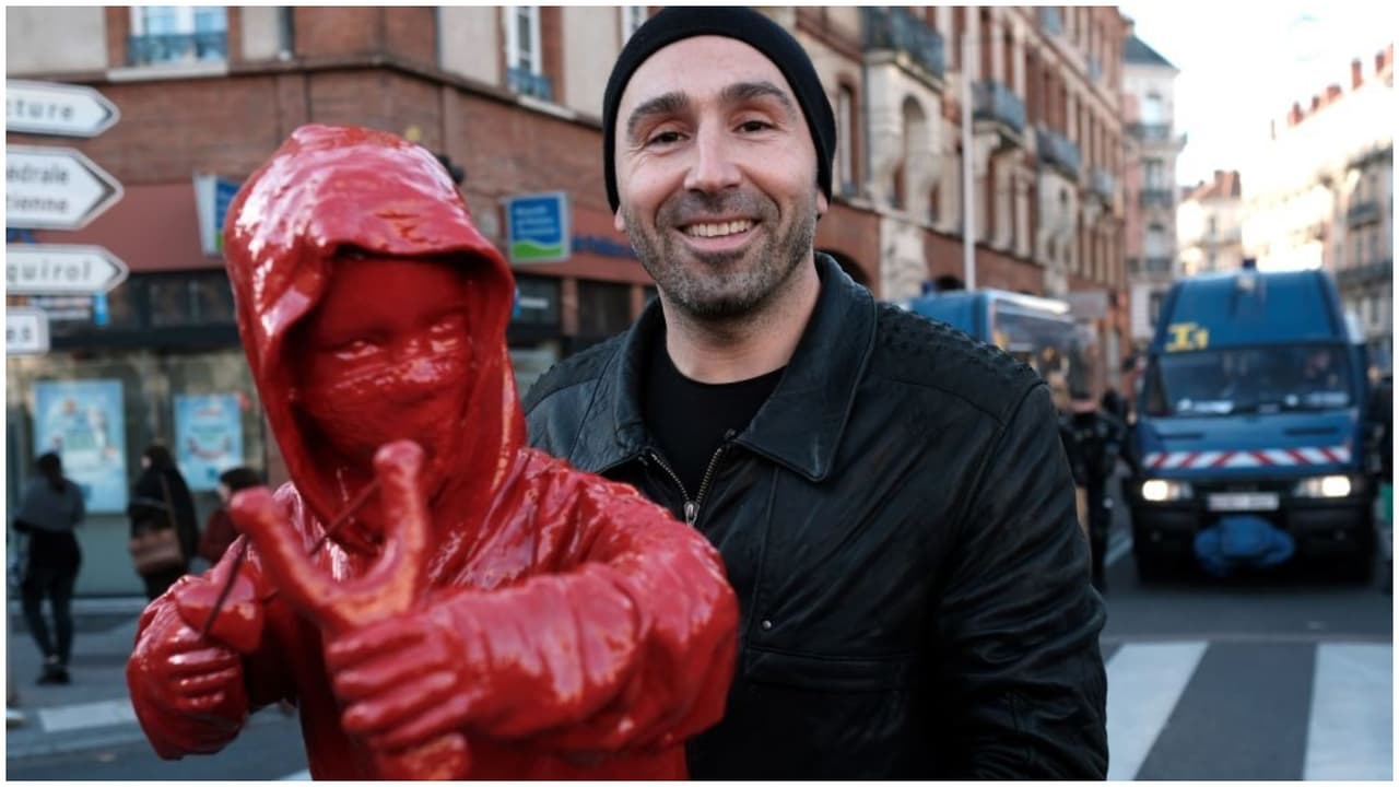 Las esculturas de James Colomina se instalan en lugares públicos para provocar interacción con las personas.