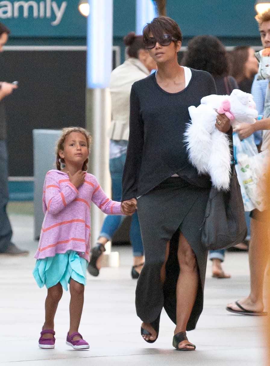 El pleito entre Halle y su ex se intensificó cuando la actriz descubrió que el cabello de su hija había sido sometido a procedimientos químicos.