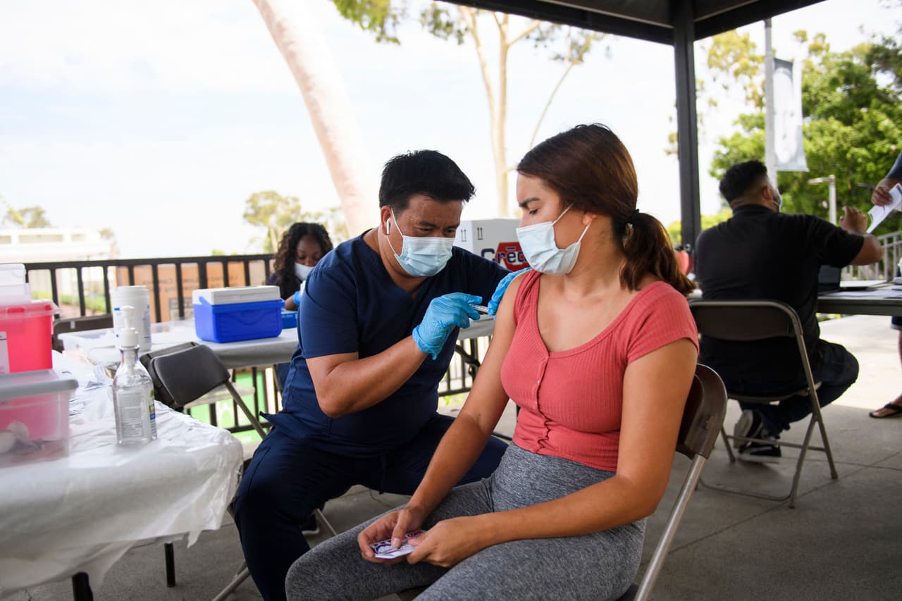 Distrito escolar de Los Ángeles exigirá a los maestros y empleados la vacuna contra el coronavirus
