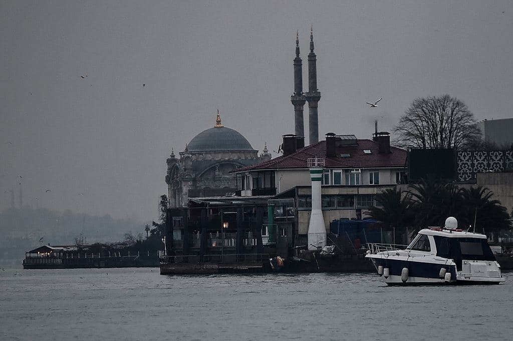 El local se encuentra a orillas del Bósforo en la parte europea de la ciudad oriental.