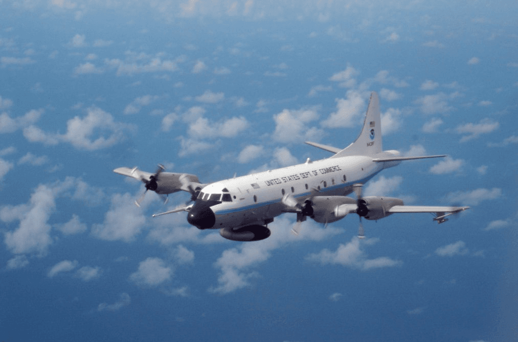 Los cazahuracanes cumplen la función fundamental de tomar datos en el lugar para mejorar la precisión de la información. Las mediciones de estas misiones se comparan y cotejan junto a la que proveen los satélites espaciales y barcos para mejorar los pronósticos y emitir las alertas necesarias para salvar vidas. Fotografía Tim Gallagher