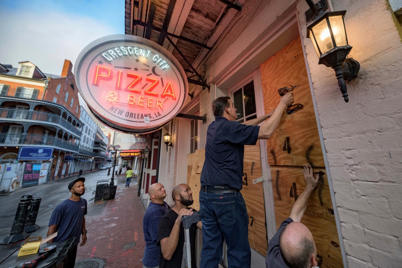 Los negocios de Nueva Orleans se blindan ante la llegada del huracán Ida, como este restaurante de la emblemática Bourbon Street en el corazón de la ciudad.