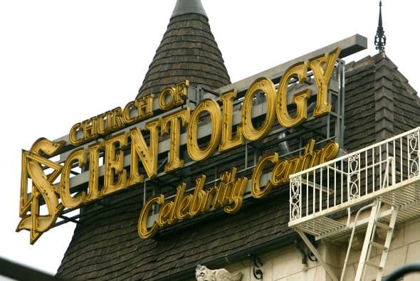 El dinero de la iglesia viene de una "implacable de recaudación de fondos, del legado de los derechos de autor de Hubbard a los miles de libros y artículos que publicó", así como en la estructura del programa de la Cienciología, en la que los creyentes deben pagar dinero a cambio de progreso espiritual (a través de un proceso conocido como" auditoría "). Esta foto muestra el exterior del Centro Internacional de Celebridades de la Iglesia de Cienciología en Los Ángeles, California.