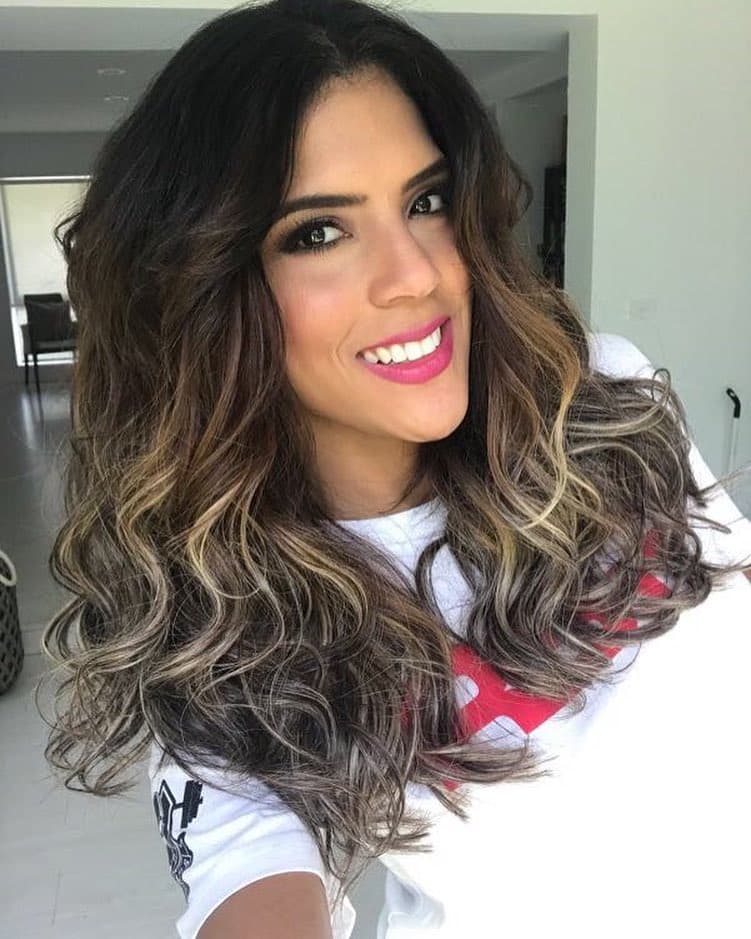 Ahora es más reservada en su look pero aquí una muestra de cuando llevaba la parte baja del cabello con reflejos rubios dorados y cenizos.