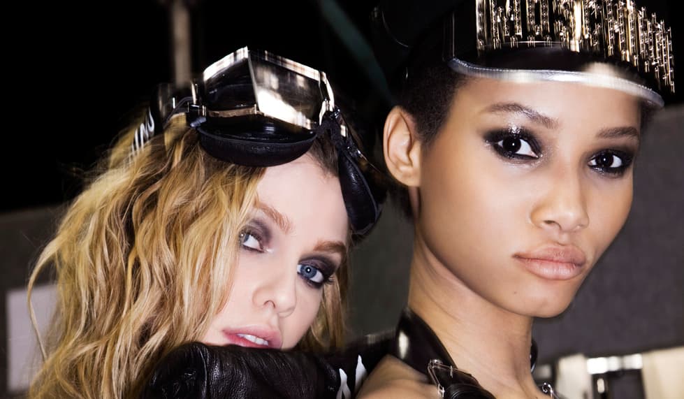 Razor. Se centra en los ojos, es intenso y poderoso. El negro profundo es el protagonista. Vemos los smokey eyes reinventados y el delineado negro en el interior del ojo, en textura mate o glossy. “Con un acento agudo de la cara, no tiene por qué ser sobrecargado de detalles. Se trata de una rebelión contra el ojo ahumado genérico de las redes sociales no hay nada de línea de producción sobre estos ojos”, asegura el maquillista Terry Barber.