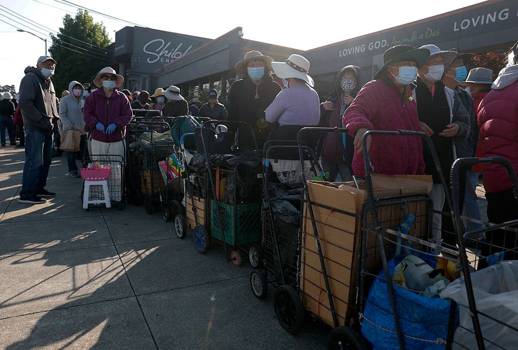 Por las mascarillas, daría la impresión de que se trata de una imagen de los 
<b><a href="https://www.univision.com/local/san-francisco-kdtv/fotos-interactivas-el-antes-y-despues-de-la-pandemia-de-coronavirus-en-la-bahia-de-san-francisco" target="_blank">tiempos de la pandemia</a></b>. Sin embargo, la imagen muestra a varias de las personas que recibieron un cariño especial en Oakland para dar gracias en Thanksgiving.