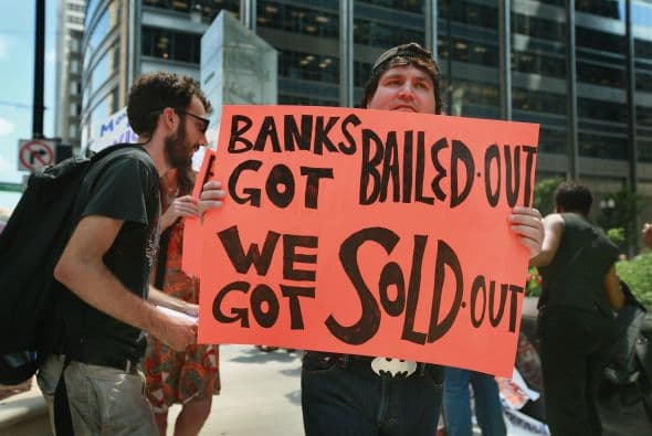 Miembros de Occupy Chicago salieron a las calles para protestar contra los recientes embargos. Miembros de la Campaña contra desahucios, y Comunidades Unidas Contra Embargos y Desahucios se unieron a la protesta que se llevó a cabo afuera de las instalaciones regionales de Fannie Mae.