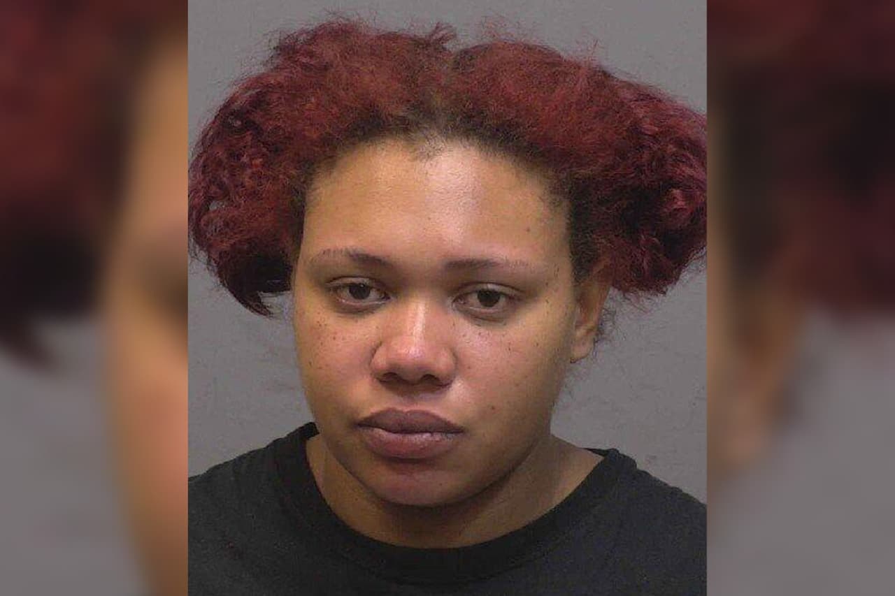 Acusan a niñera hispana de abandonar a un bebé recién nacido en basurero en Connecticut