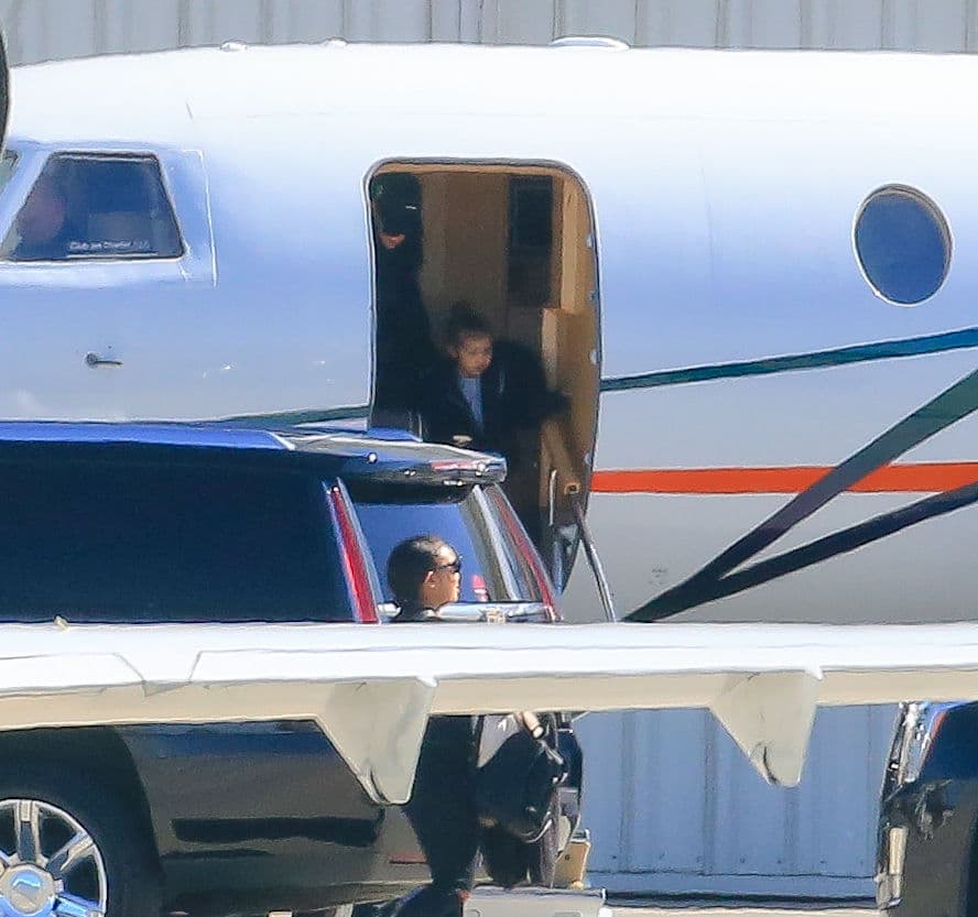 Detrás de ella la pequeña Nori.