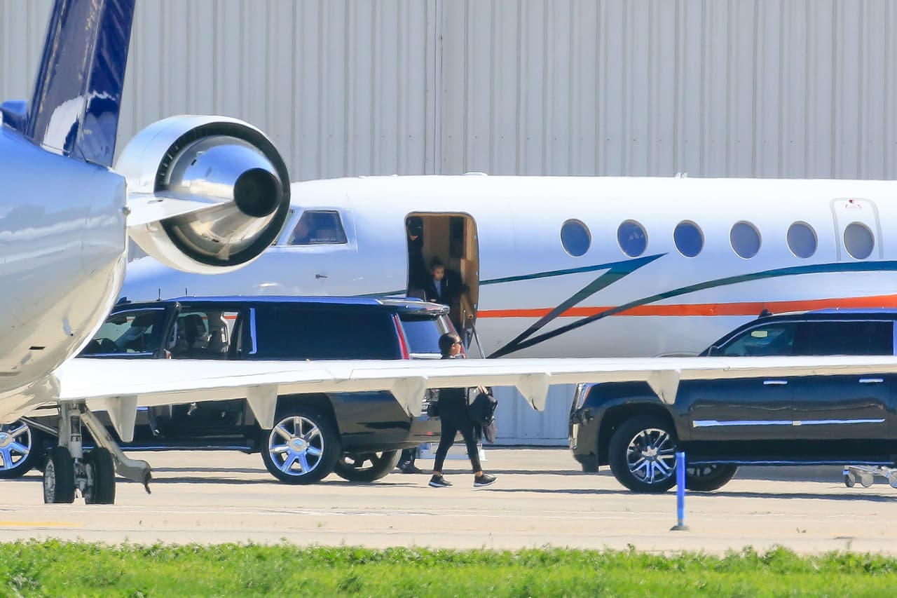La primera en bajar del jet privado fue Kim.