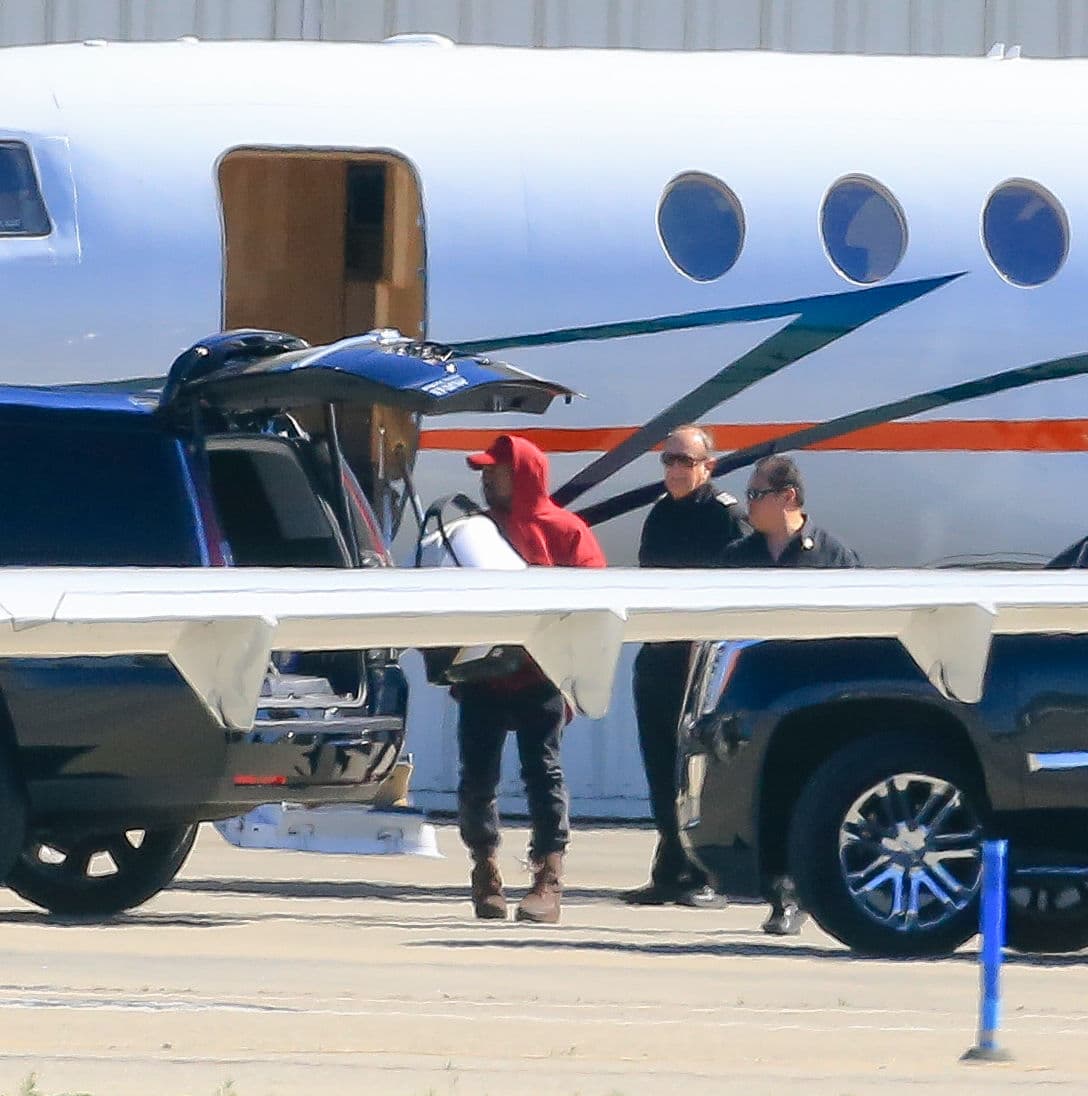 Con razón el diseñador no quiere que se le vea ni el dedo pequeño del pie.