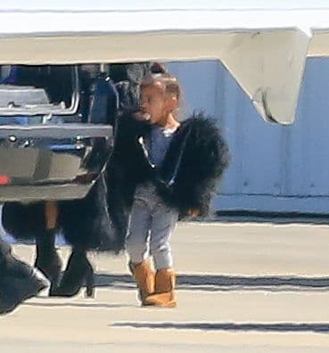 La nena ya vuela como toda una celebridad, con un tremendo abrigo.